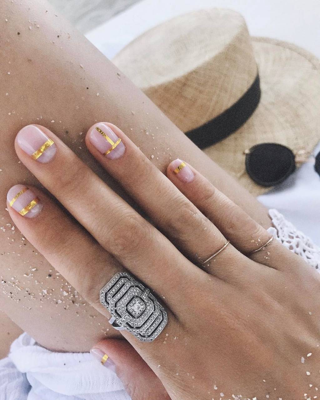 nail-art-facil-linhas-douradas nail art elegante com linhas douradas