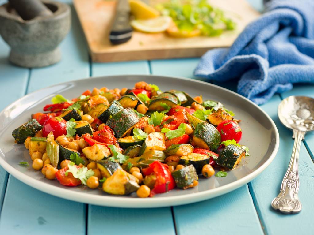 Salada de grão-de-bico com abobrinha grelhada Salada de grão-de-bico com abobrinha grelhada