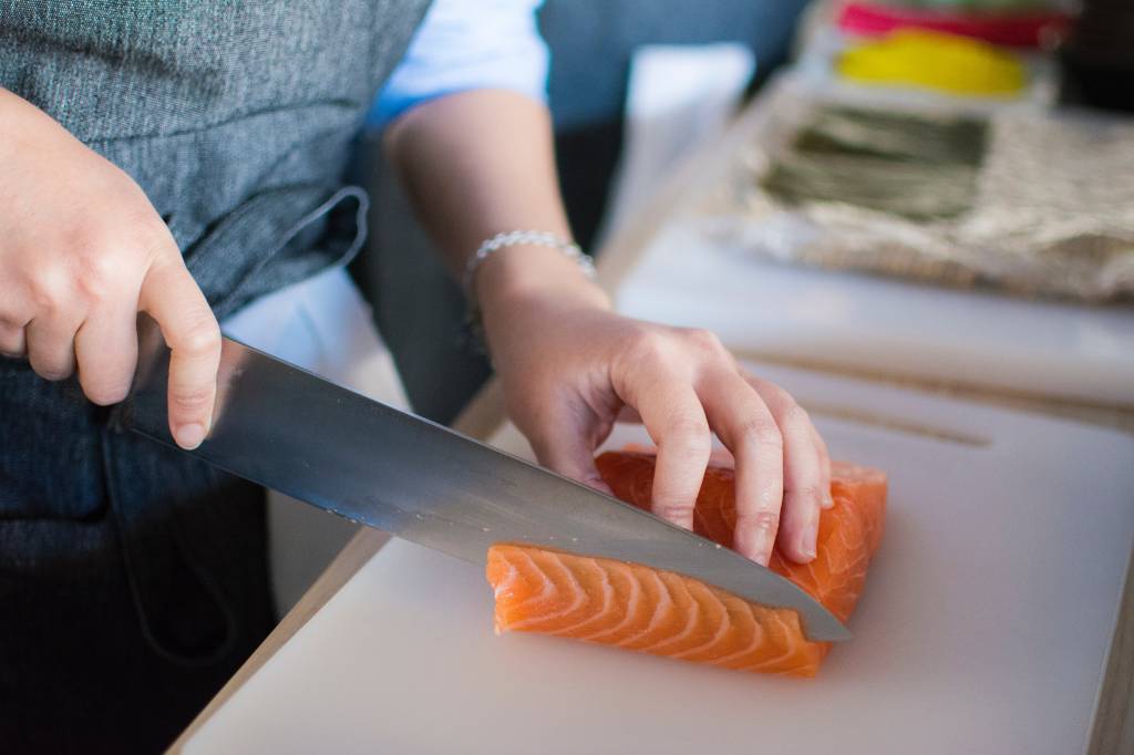 salmão-ansiedade Ouvi sushi hoje à noite? O salmão é rico em ômega-3, assim estimulando a proteção das células cerebrais e levando a um aumento de hormônios ligados ao nosso bem-estar
