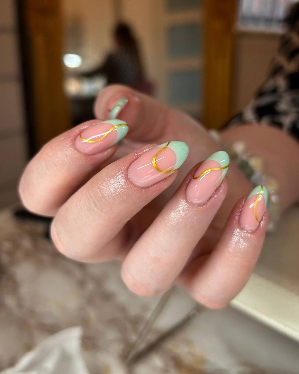 unhas-matcha-com-dourado matchá nails