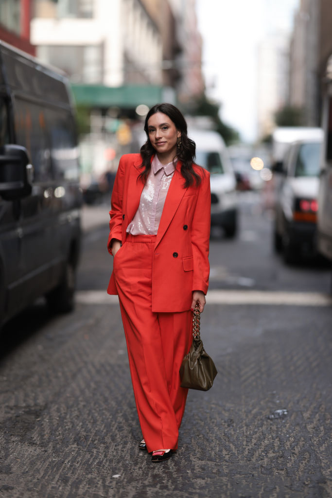 Street Style – September 2023 – New York Fashion Week Alfaiataria colorida com camisa de lantejoulas mostra o tradicional da moda com o moderno.