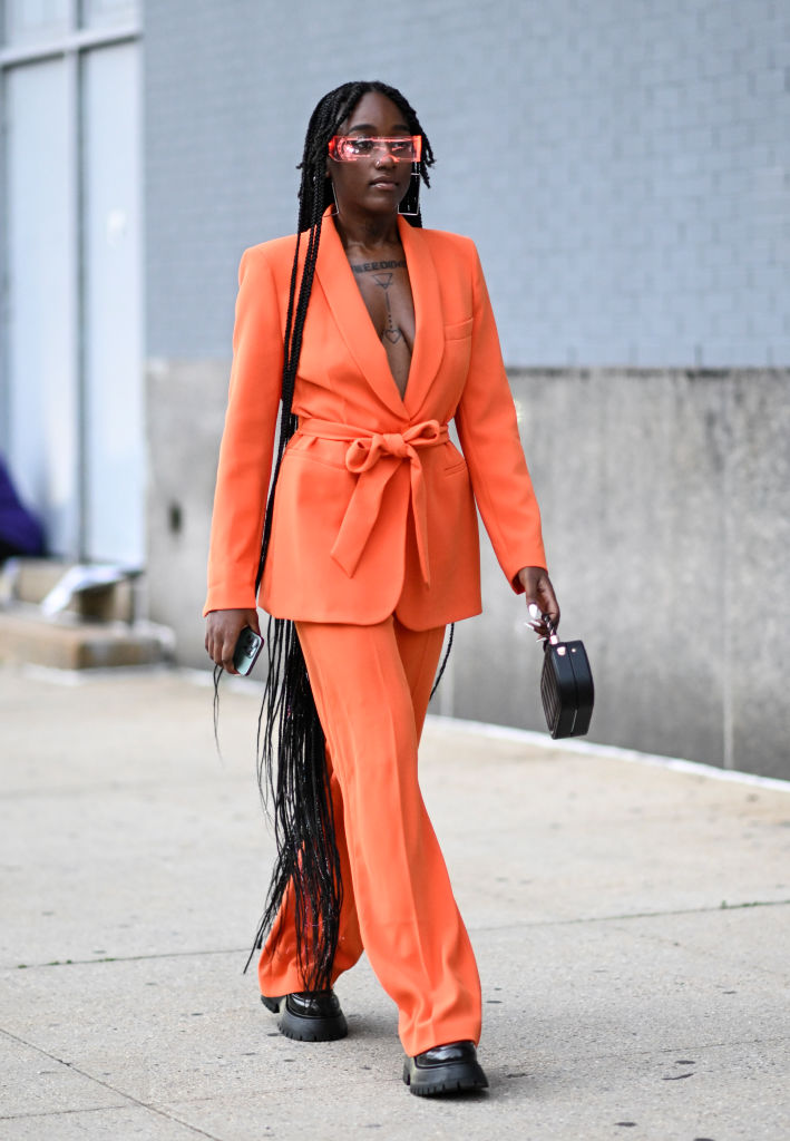 Street Style – September 2023 – New York Fashion Week Ao adicionar elementos de cor vibrante a peças tradicionalmente sóbrias cria um visual descolado e arrojado.