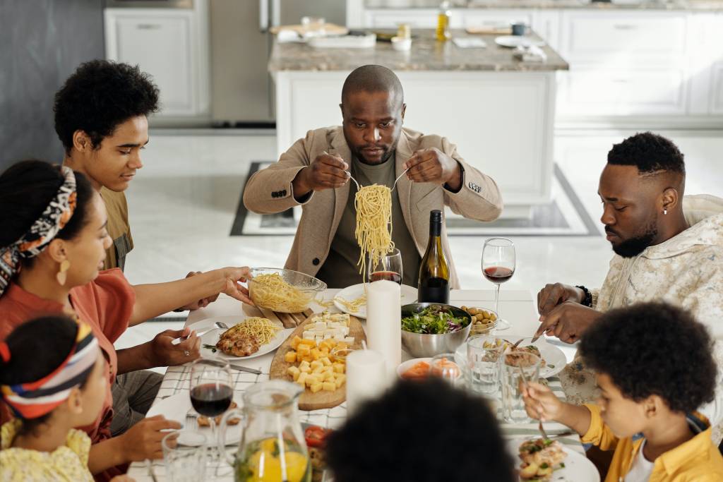 alimentação-saudável Família comendo macarrão junta