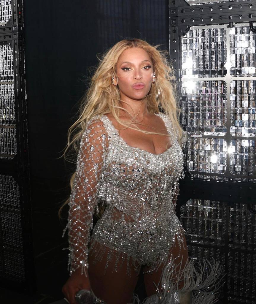 beyonce-veste-marca-brasileira-2 A peça foi feita sob medida para a cantora, sendo bordada inteiramente à mão, pelo que demorou dois meses para ser confeccionada