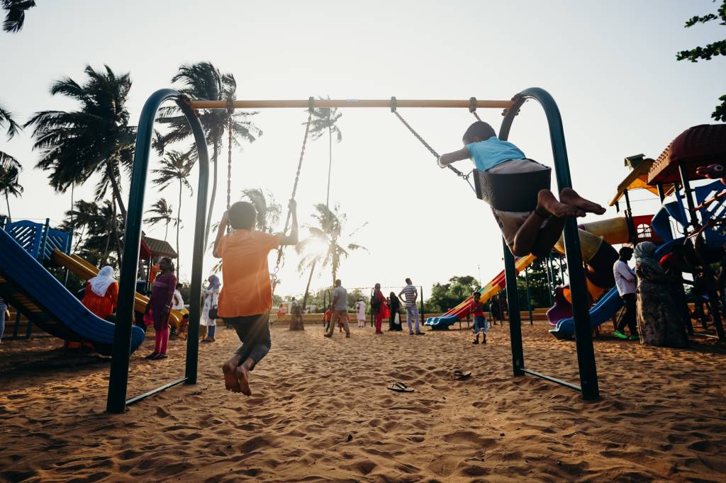contaminação-medidas-preventivas-vírus-doença-respiratória Crianças indianas brincando em um parquinho