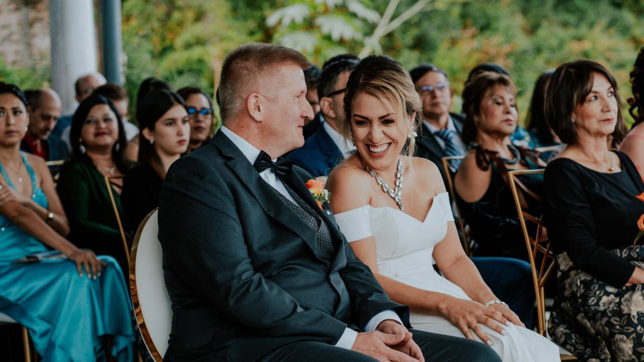 Convidada de casamento usando branco