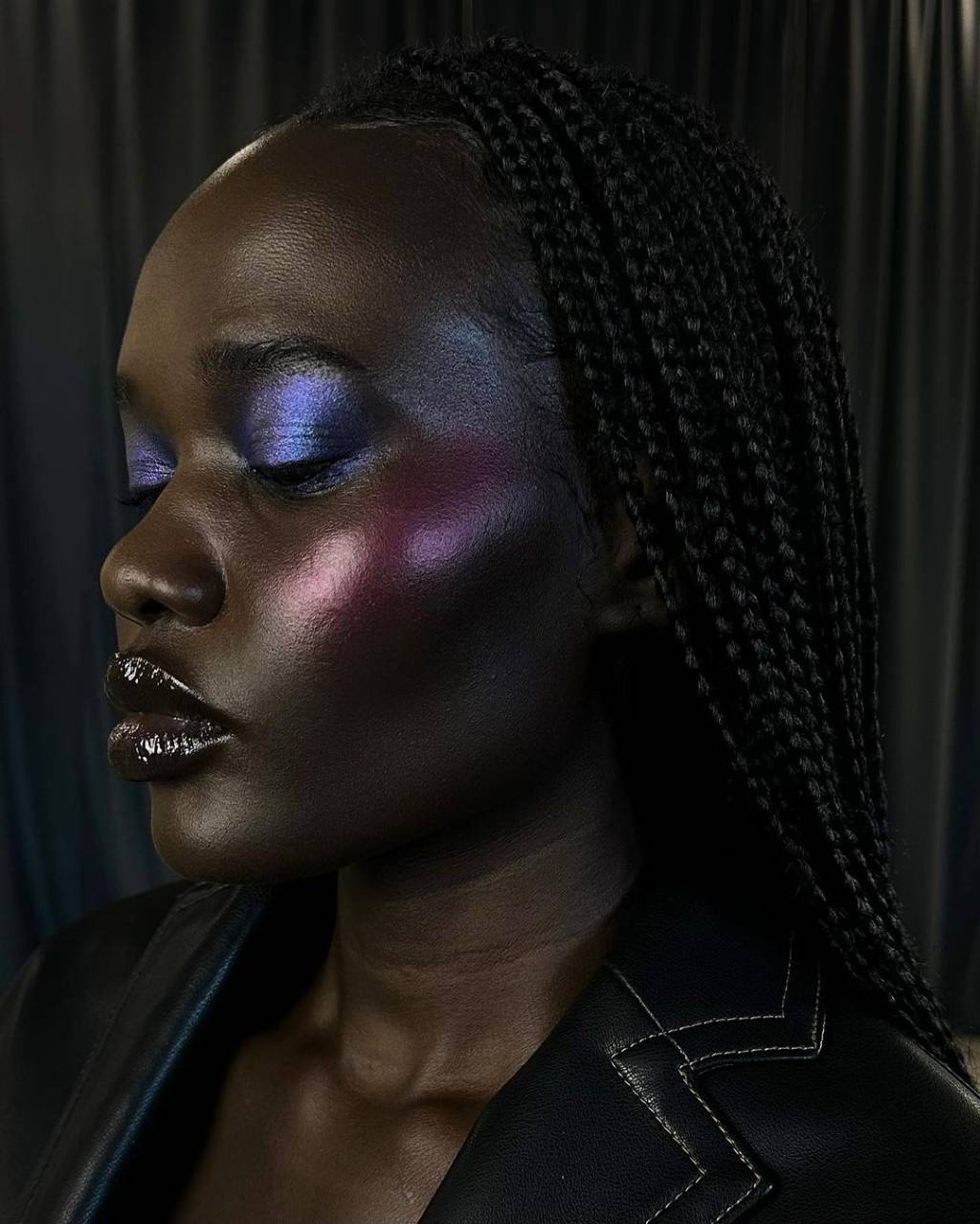 cores-metalicas Os tons metálicos aparecem em sombras, iluminadores e blushes.