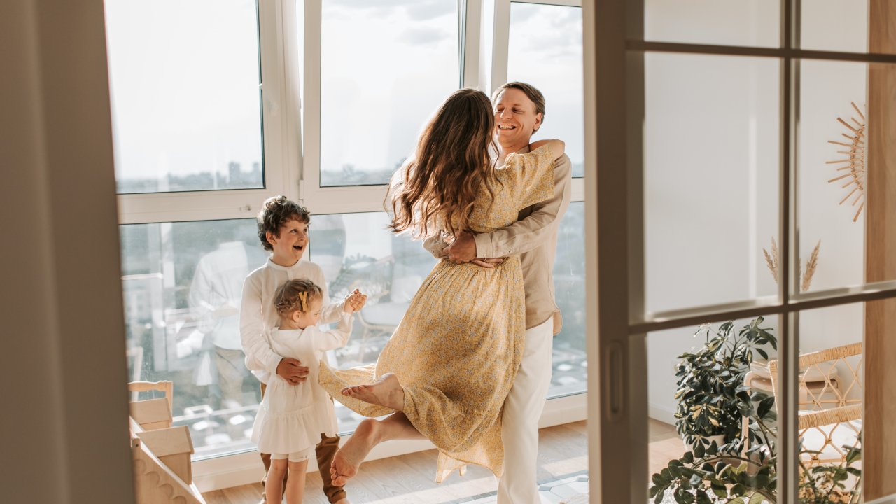 Casal e filhos brincando juntos