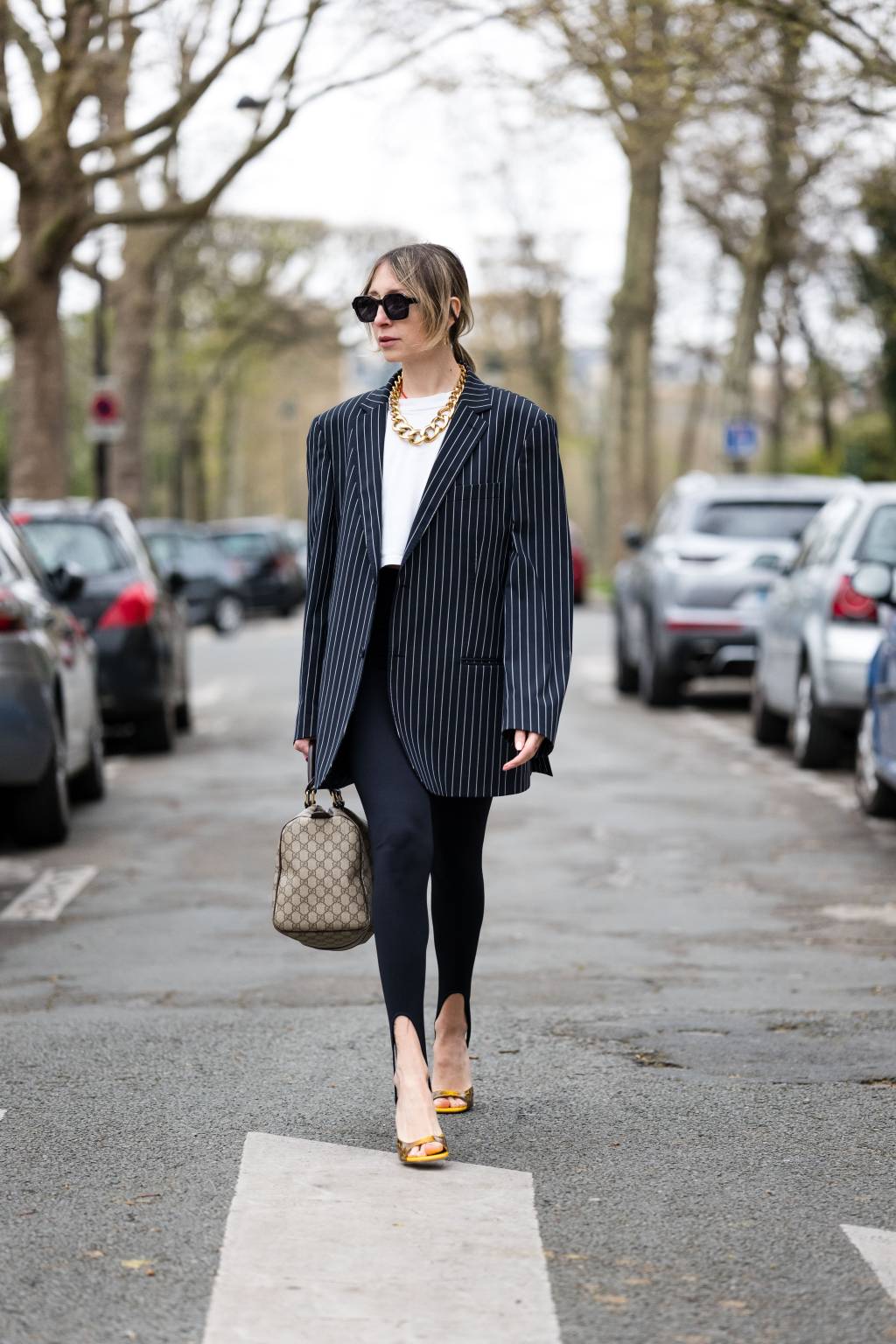 Fashion Photo Session In Paris – March 2023 looks barbiecore - legging com pézinho