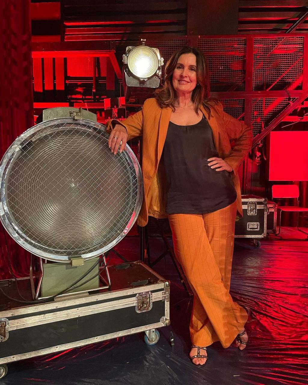 moda-fatima-bernades Fátima Bernades usando look elegante com conjunto de alfaiataria laranja e regata preta