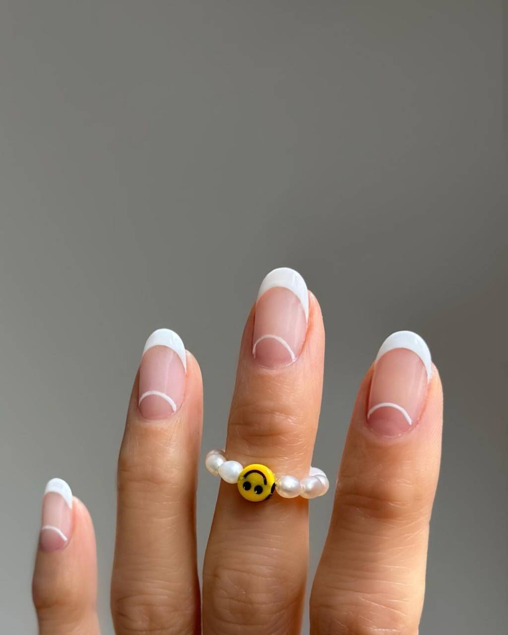unha-francesinha-branca Esmaltação em unha amendoada