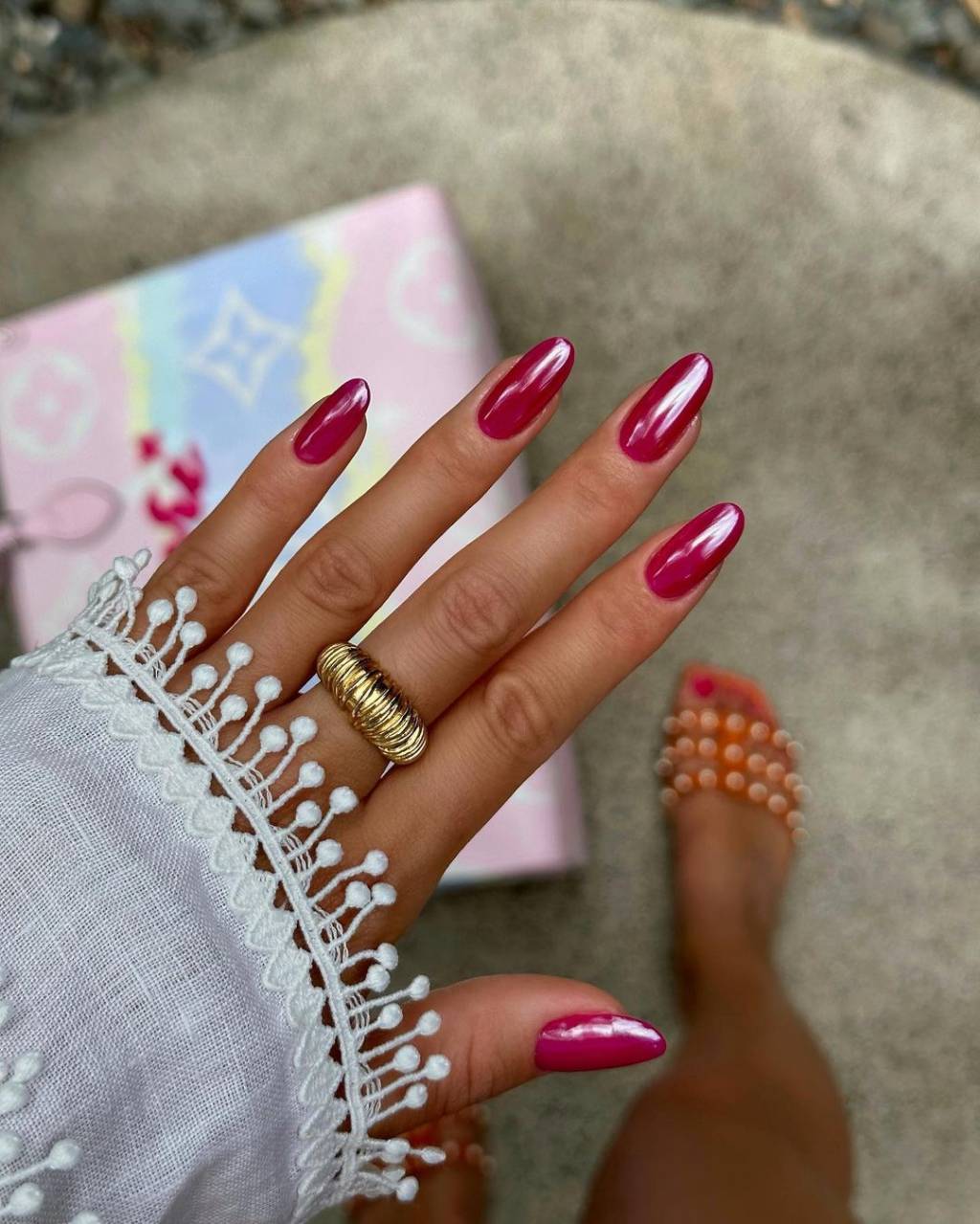 unha-rosa-metalizada Esmaltação em unha amendoada