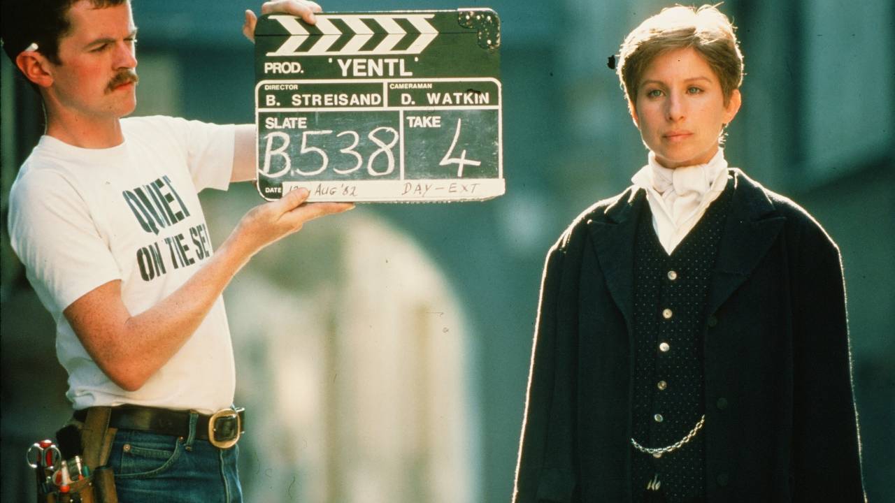Barbra Streisand em gravação de Yentl