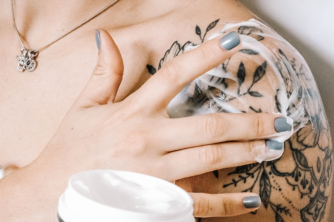 Cuidados com a tatuagem no calor