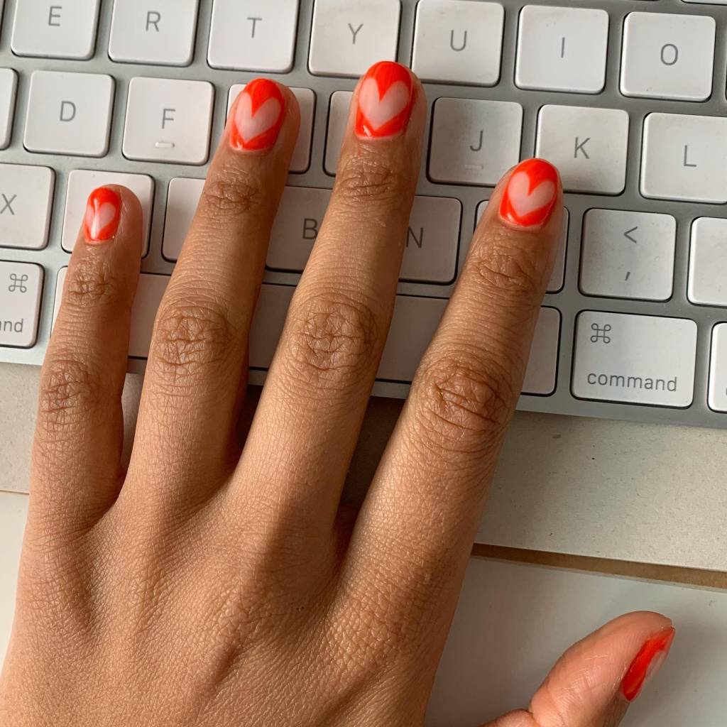 danaboulos_nailart_coracao O vermelho bem aberto é a cara do verão