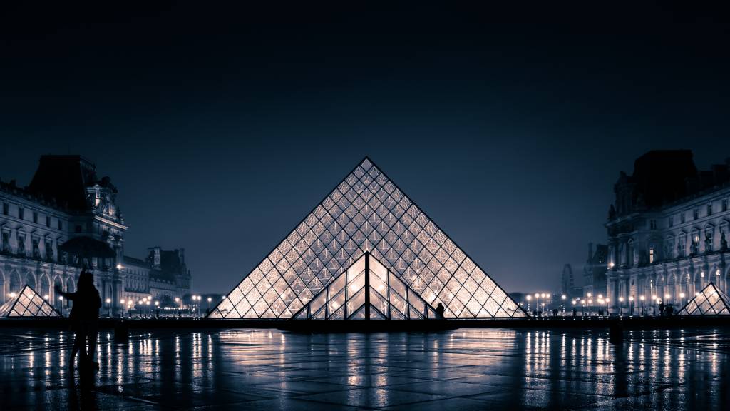 Museu do Louvre, em Paris, é fechado após ameaça