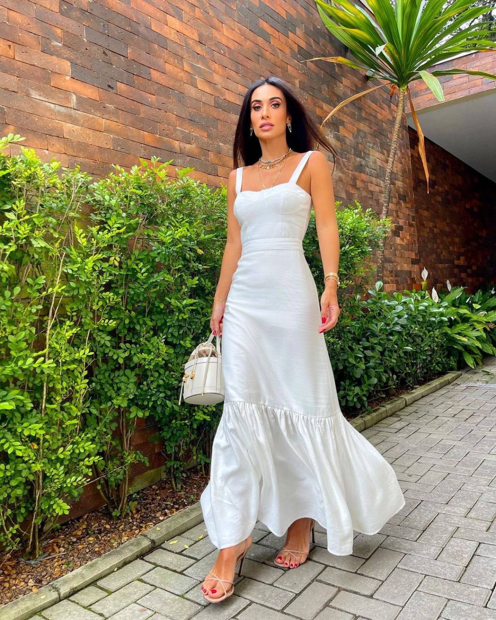 silvia-braz Silvia Braz usando vestido branco longo