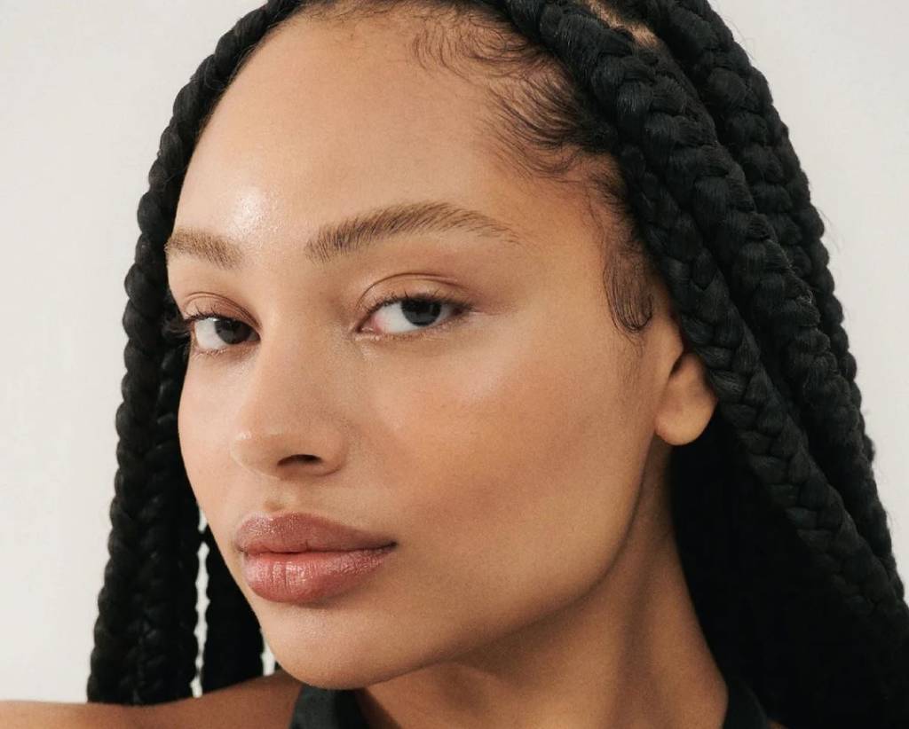 beleza-natural Modelo com maquiagem glow e boca sóbria