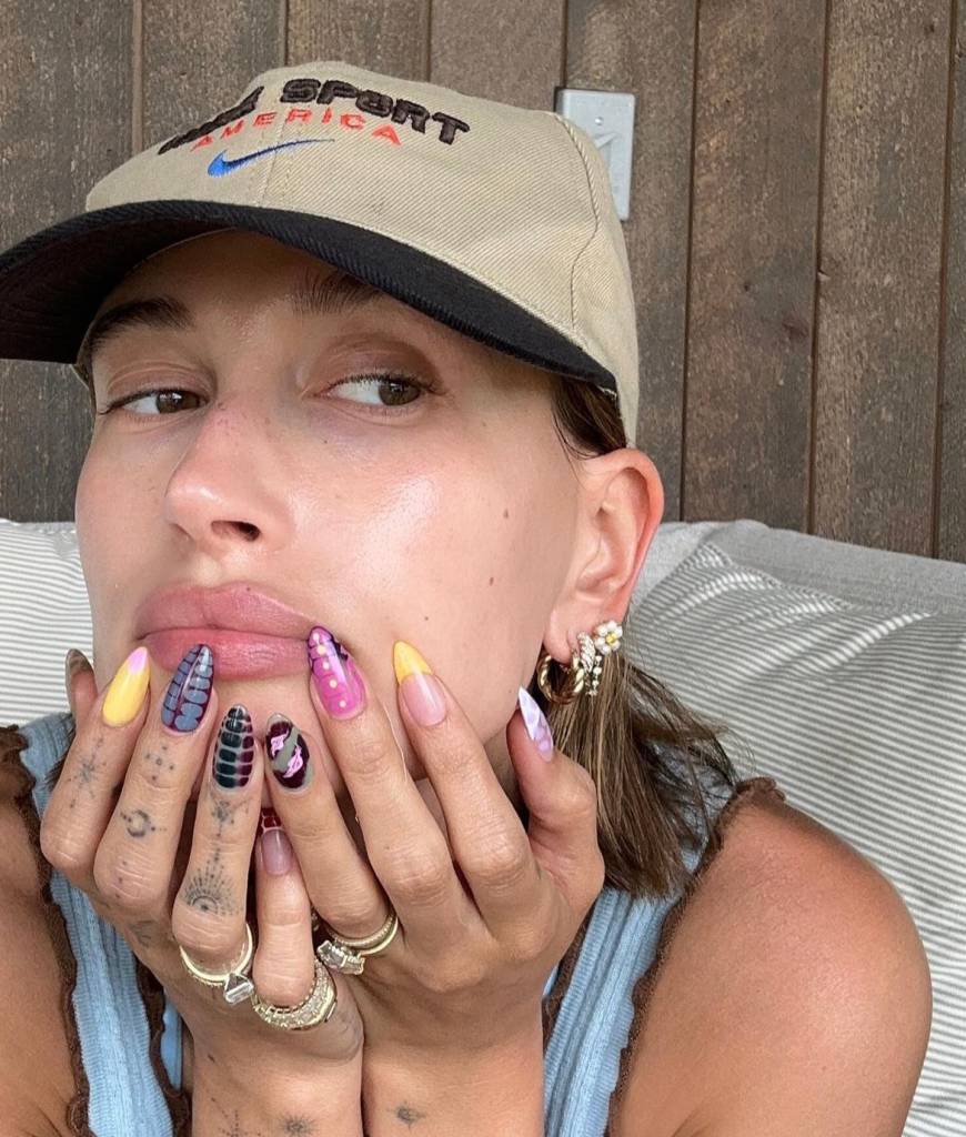 A modelo posou no Instagram deixando as unhas minimalistas para trás