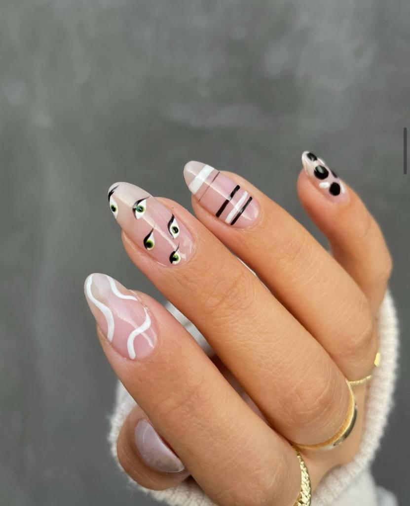 Unhas monocromáticas podem dar um toque de elegância ao mismatched nails