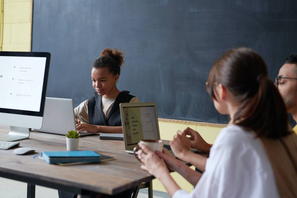 variedade-linguistica Adolescentes na sala de aula