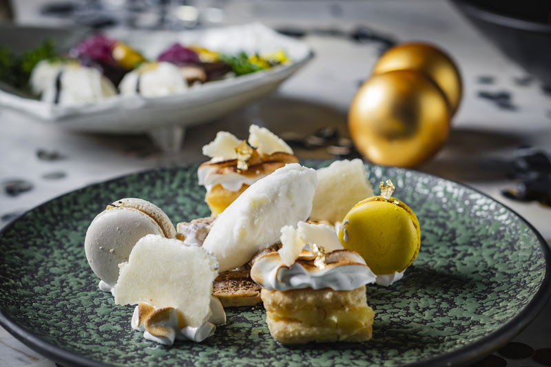 Merengue crocante com doce de leite e biscoito mil folhas, acompanhado de sorvete de coco