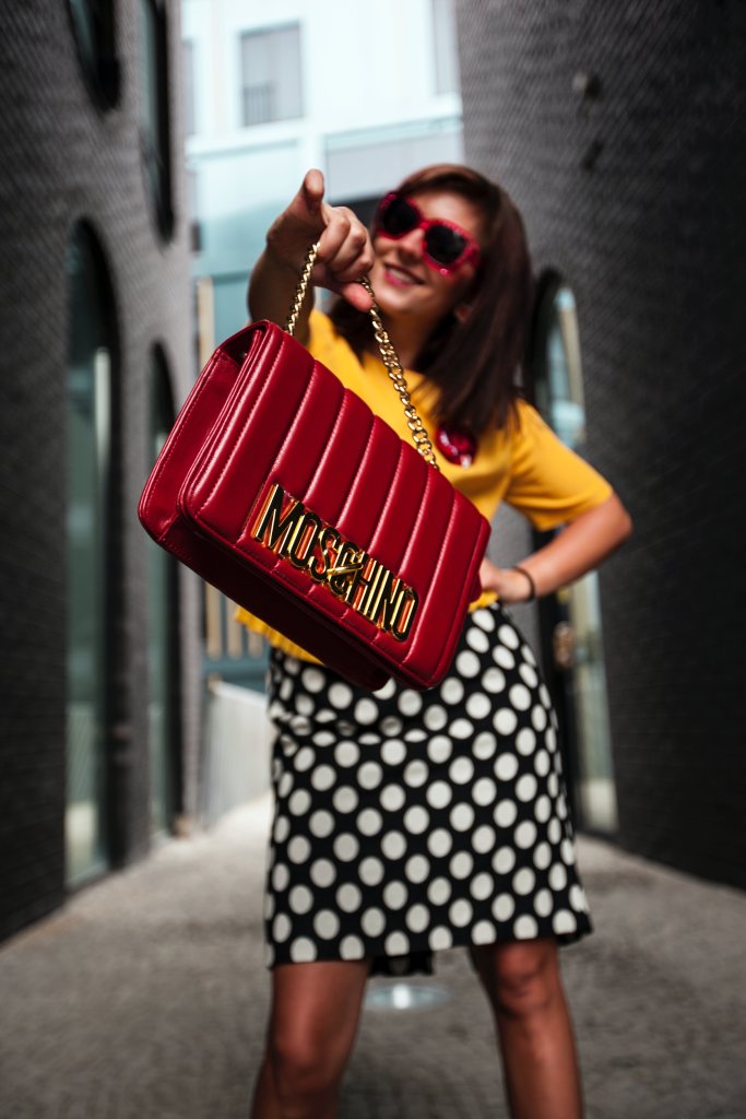 Mulher segurando bolsa vermelha