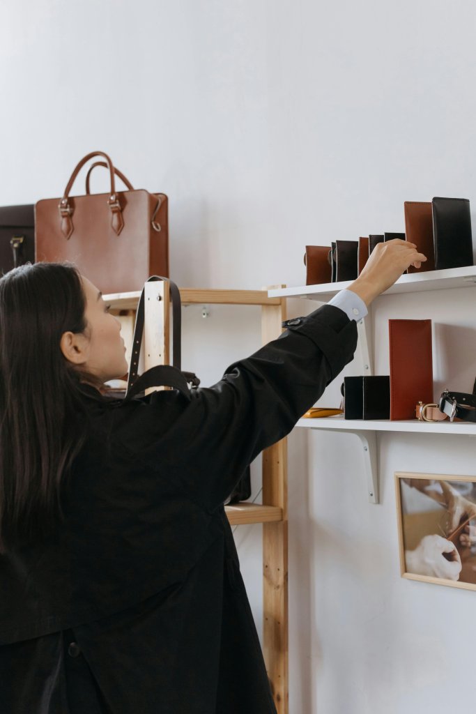 Mulher escolhendo bolsas em uma loja