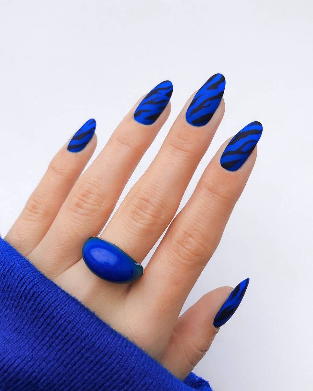 nail-art-vibrante-azul-e-preto Nail art colorida para usar no verão