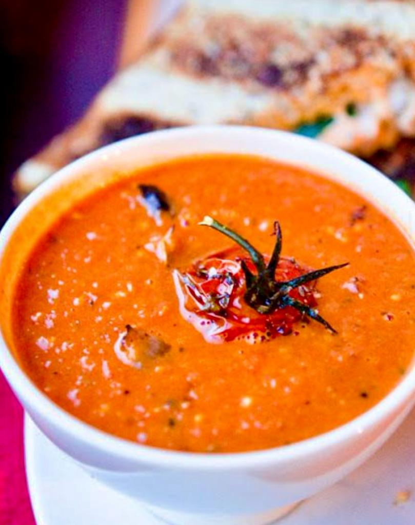 A sopa de tomate é uma ótima pedida para a ceia de Natal, especialmente ao lado das crianças