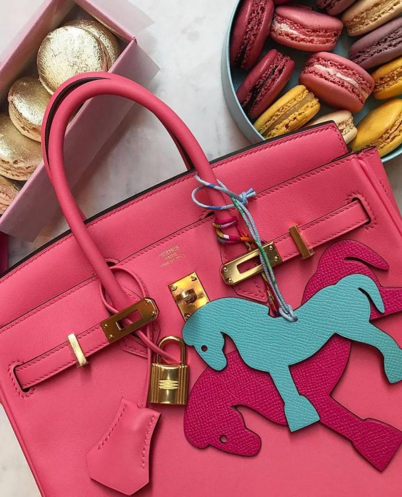 Bag-acessories-Bag-Charms-itens-personalizados-customização-DIY Bolsa pink com pingentes de cavalo