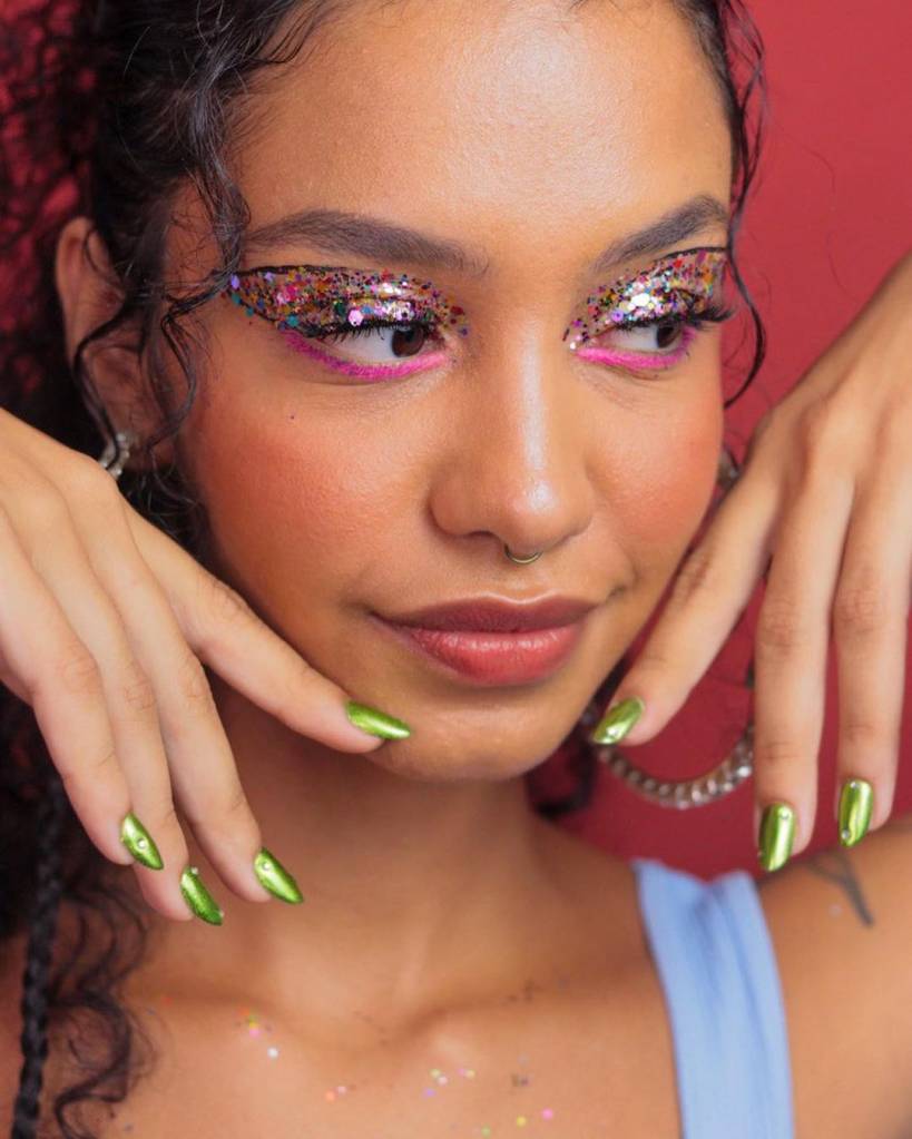 Delineado-com-glitter-makes-Carnaval-2024-como-usar-o-glitter Modelo utilizando delineado com glitters