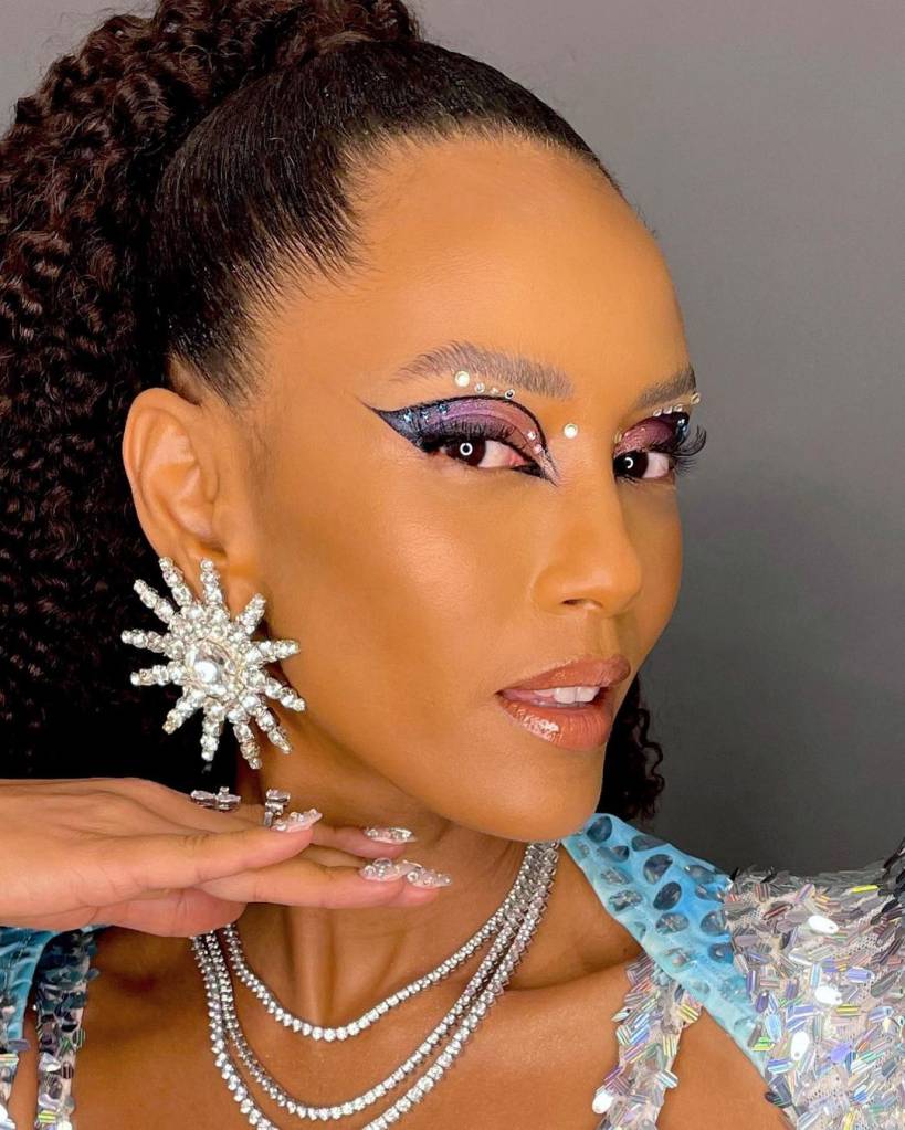 Delineado-com-glitters-make-Carnaval-pedrinhas-de-maquiagem-glitter-como-usar Delineado-com-glitters-make-Carnaval-pedrinhas-de-maquiagem-glitter-como-usar
