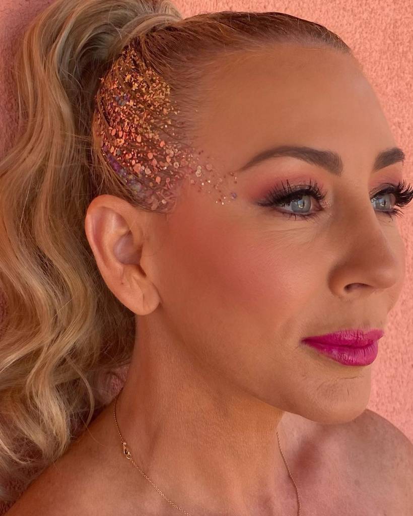 Glitter-penteados-cabelos-gel-glitter-como-usar-Carnaval-2024- Modelo utilizando o glitter gel nos cabelos
