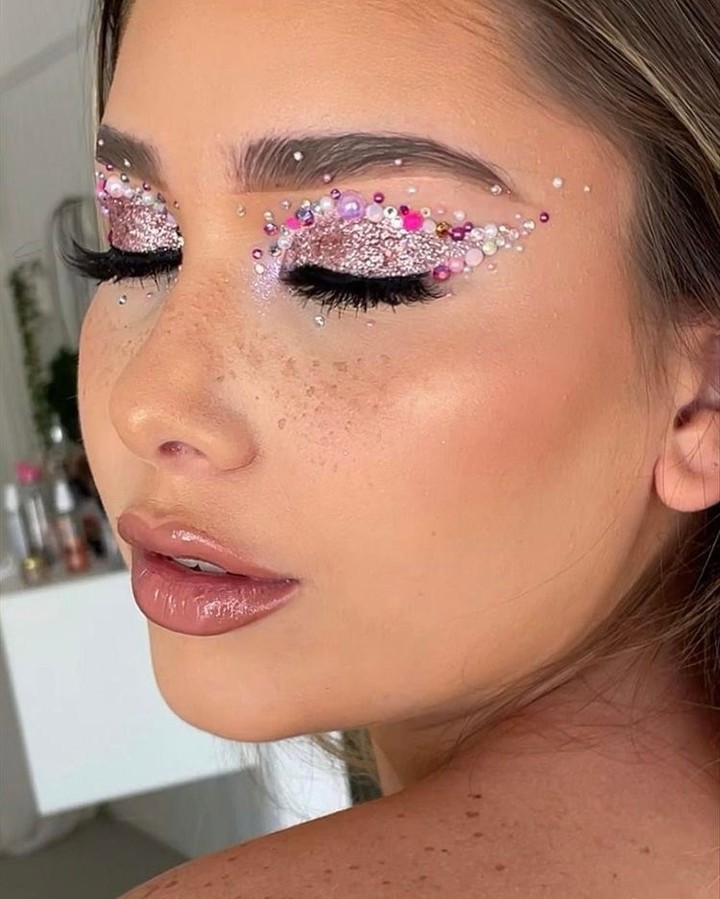 Removendo-glitter-dos-olhos-dicas-make-Carnaval-pedrinhas-strass Removendo-glitter-dos-olhos-dicas-make-Carnaval-pedrinhas-strass