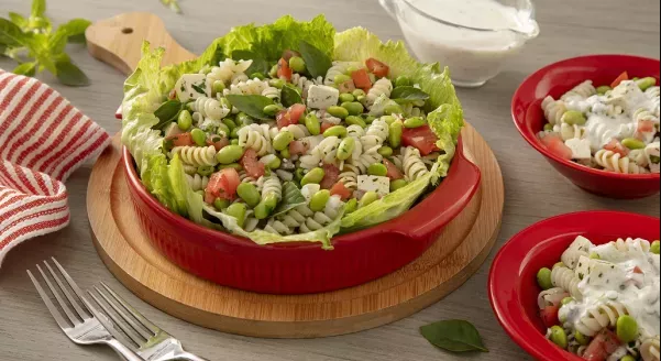 Salada de macarrão com edamame e molho de iogurte Salada de macarrão com edamame e molho de iogurte