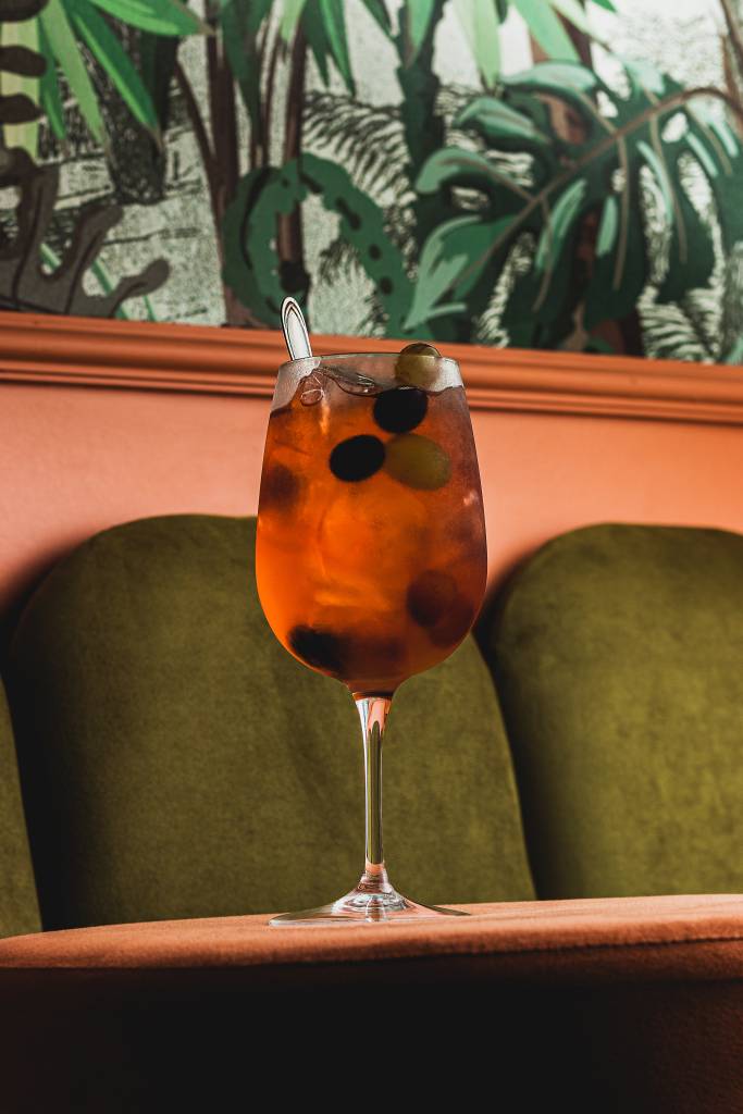 drinques-coloridos-para-carnaval-2 O Spritz Uvateca, do Trinca Bar, promete colorir o Carnaval
