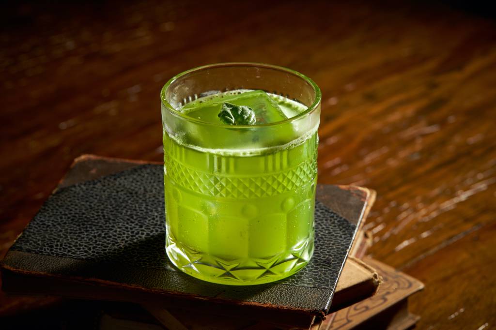 drinques-coloridos-para-carnaval-3 O verde sempre chama a atenção né? O Basil Smash promete te encantar