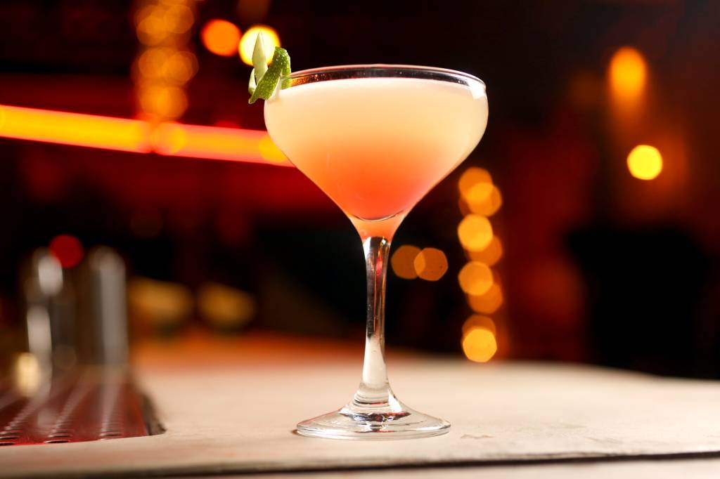 drinques-coloridos-para-carnaval-4 Nada como um drink rosado para trazer as paixões do Carnaval! E é exatamente isso que o Jambu Sour garante
