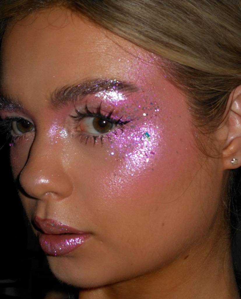 formatos-de-glitter-disponíveis-no-mercado-glitter-gel-glitter-biodegrádavel-maquiagem-Carnaval-2024 Make lilás com glitter de textura leve