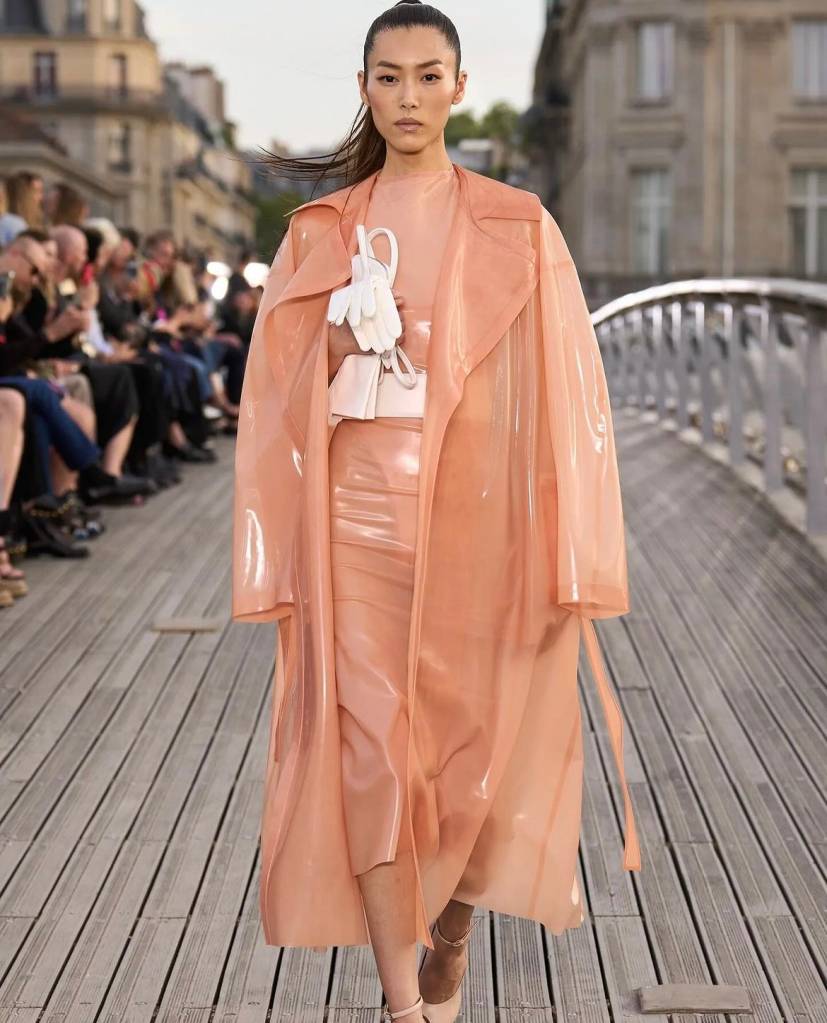 inspirações-looks-peach-fuzz-2 A maison Alaia já vinha apostando na tonalidade desde seu desfile de inverno em 2023