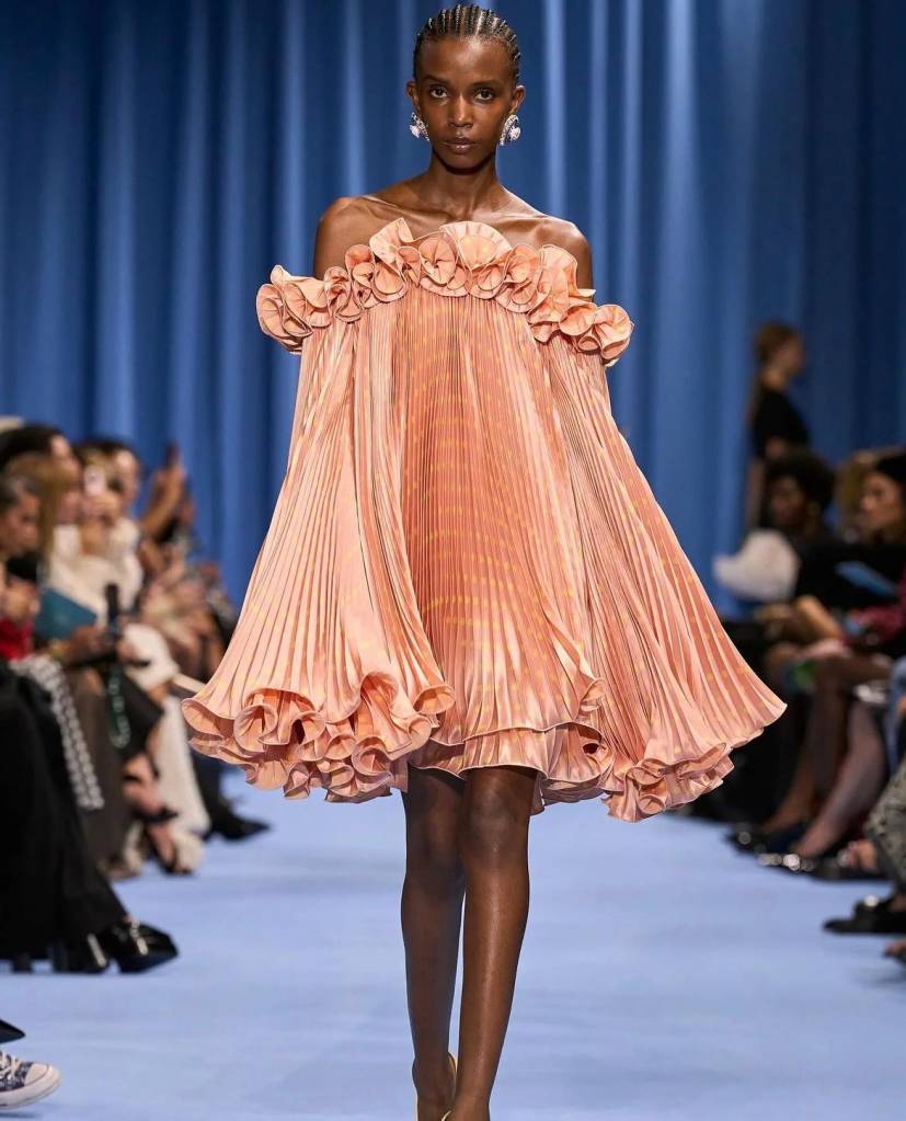 inspirações-looks-peach-fuzz-3 A Balmain já adiantava o destaque para o verão em sua coleção Primavera/Verão 24