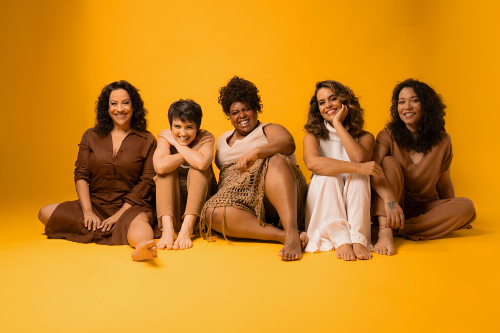 Nos palcos, atriz Eline Porto celebra mulheres reais e a força feminina