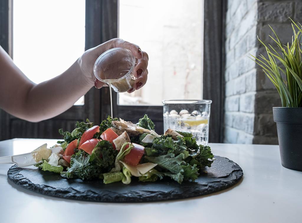Receita de salada com molho de mostarda e mel Receita de salada com molho de mostarda e mel