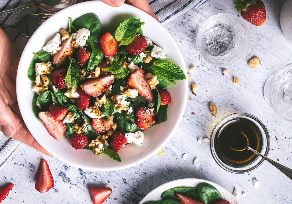 Receita de salada com molho de vinagre e frutas vermelhas Receita de salada com molho de vinagre e frutas vermelhas