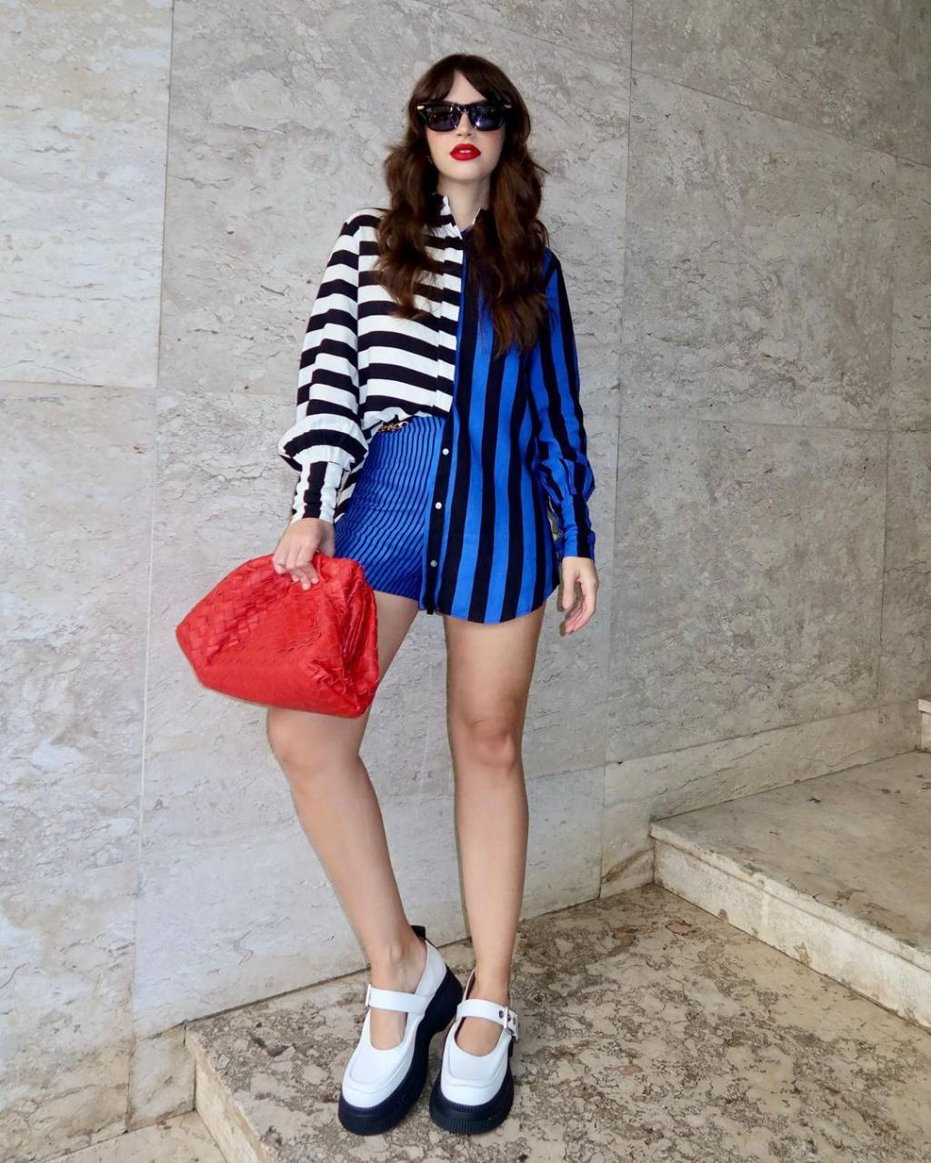 lele-burnier look elegante e criativo com listras e cores
