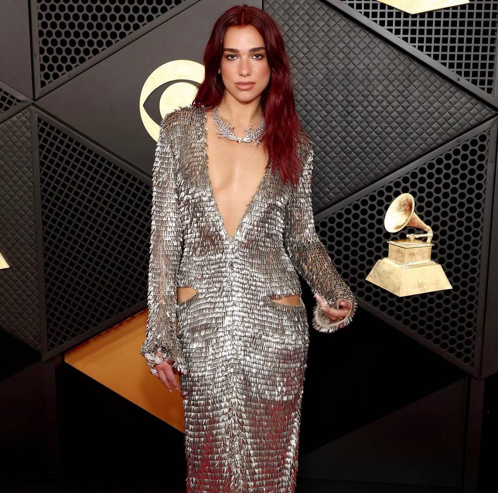 Dua Lipa também seguiu na linha dos metalizados para o Grammy