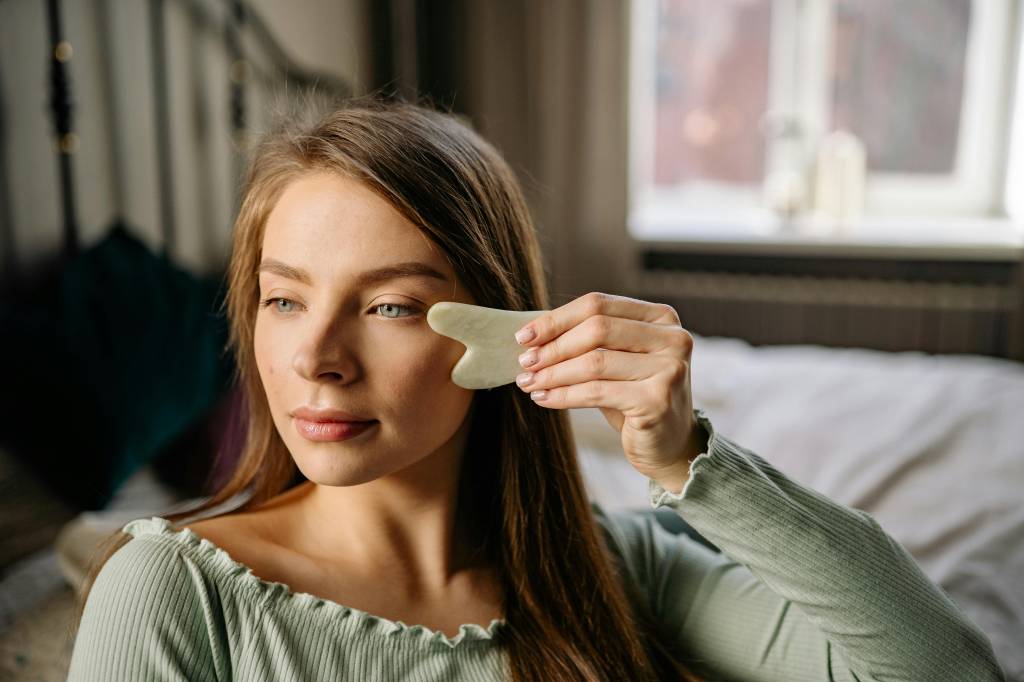 Massageadores faciais: o que são, como usar e quais os melhores