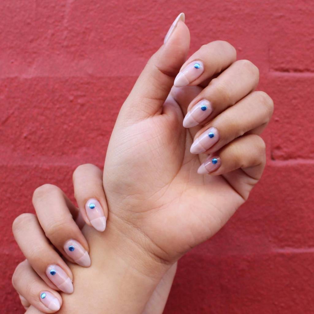 nail-art-minimalista nail art minimalista ponto azul