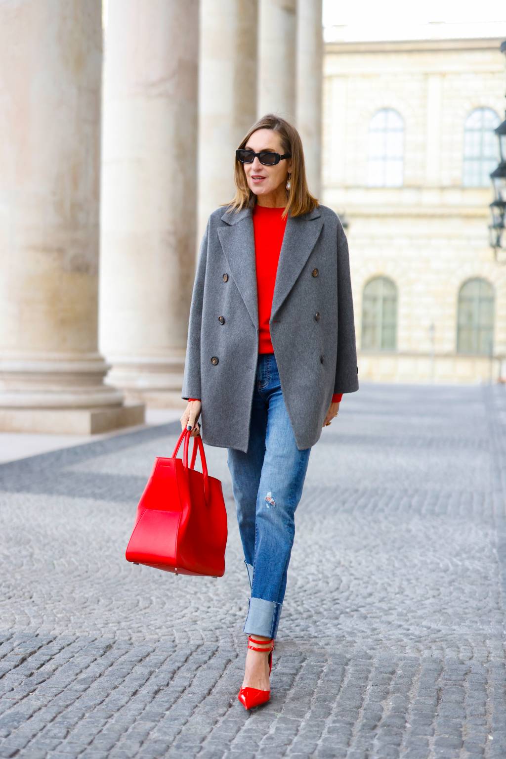 Street Style – Munich – October, 2023 scarpin vermelho com jeans